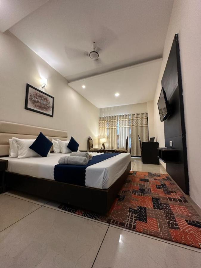 Hotel Jb Residency !! Luxurious & Royal Balcony Rooms !! Large Rooms Zirakpur Exterior foto