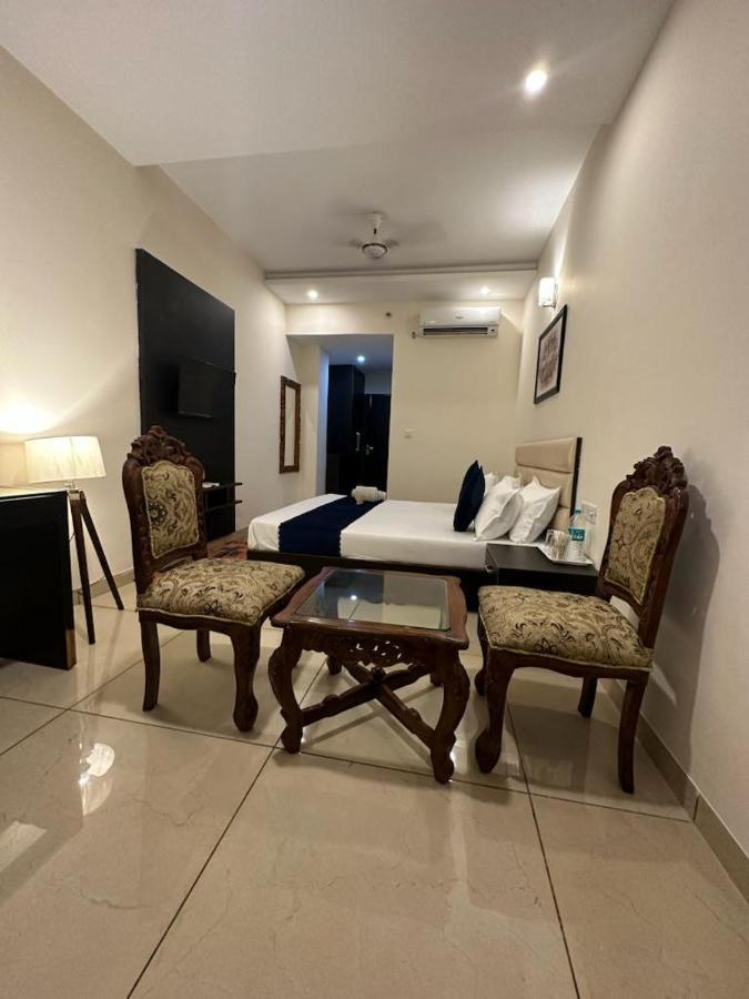 Hotel Jb Residency !! Luxurious & Royal Balcony Rooms !! Large Rooms Zirakpur Exterior foto