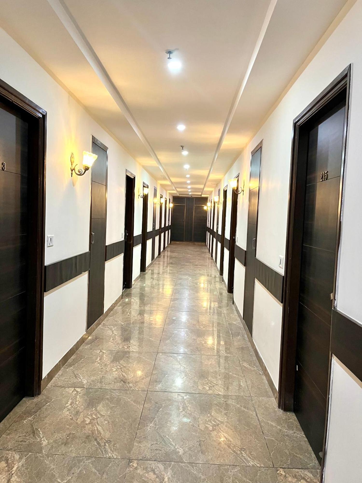 Hotel Jb Residency !! Luxurious & Royal Balcony Rooms !! Large Rooms Zirakpur Exterior foto