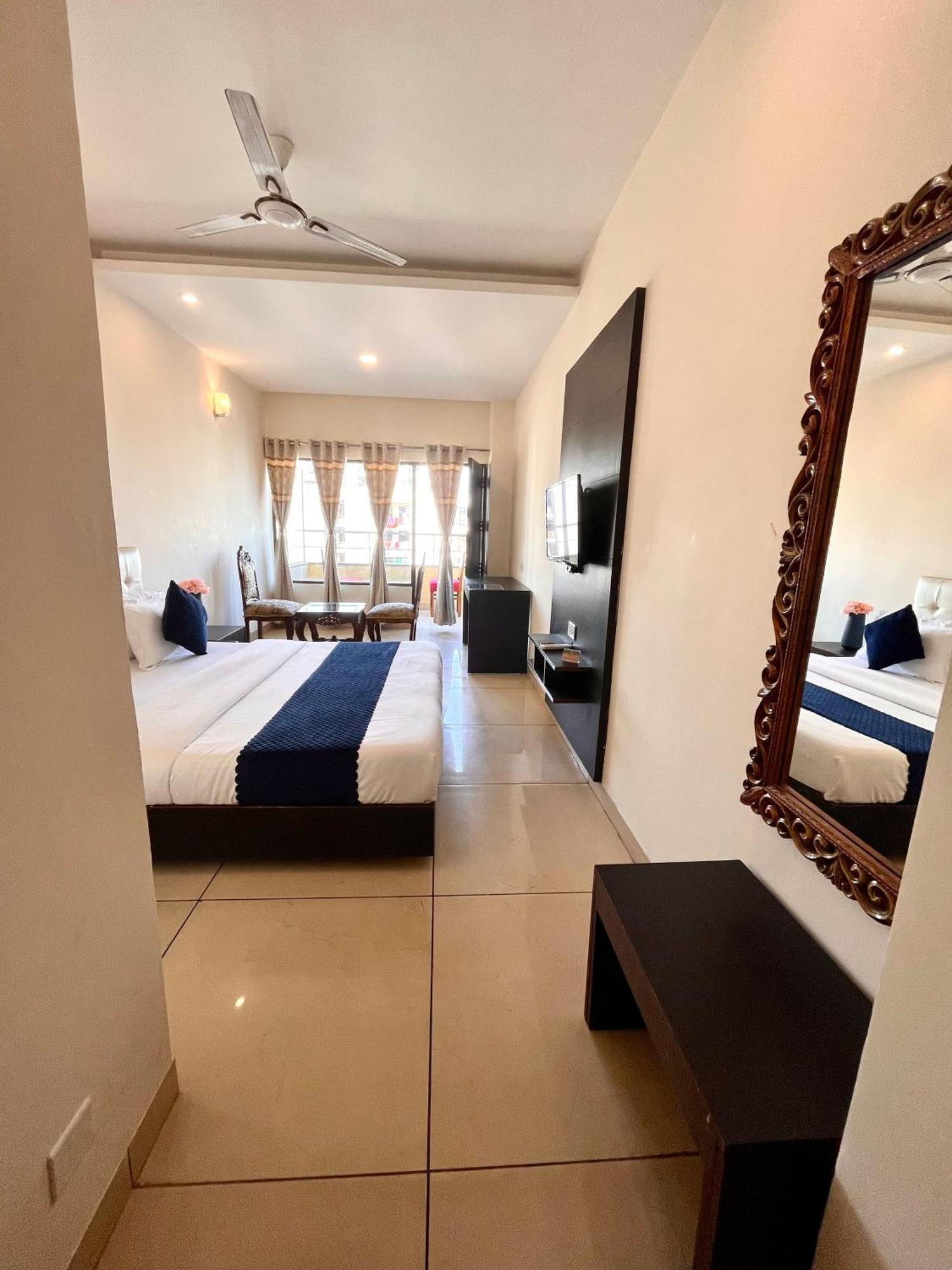 Hotel Jb Residency !! Luxurious & Royal Balcony Rooms !! Large Rooms Zirakpur Exterior foto