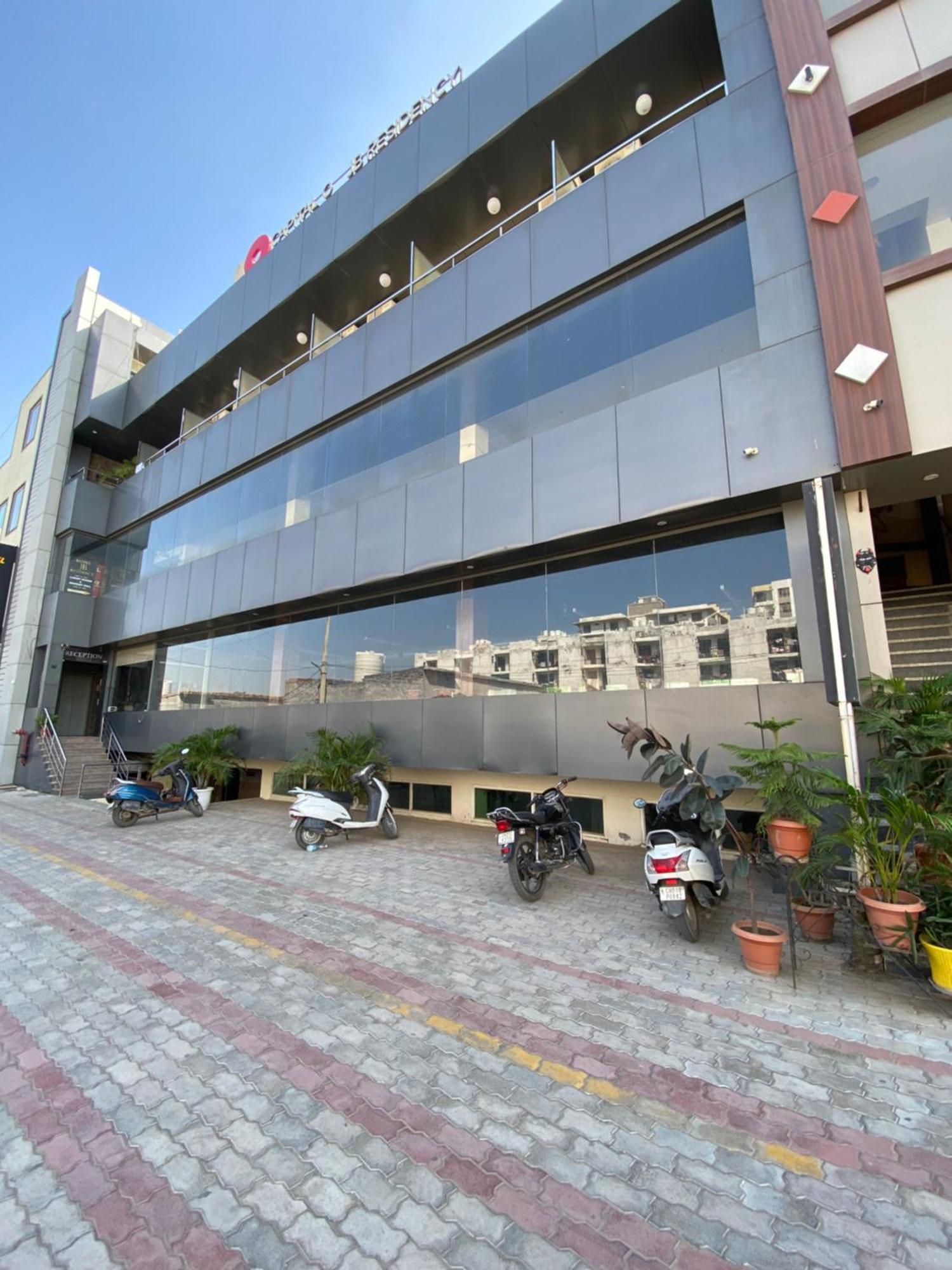 Hotel Jb Residency !! Luxurious & Royal Balcony Rooms !! Large Rooms Zirakpur Exterior foto